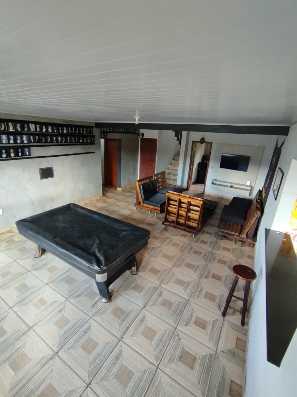 Sala de convivência com TV e sofás confortáveis.